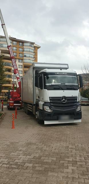 Mobil asansörün yanında yükleme için bekleyen kamyon