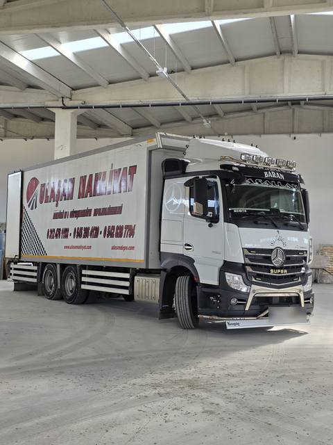 Kapalı bir alanda park halindeki Ulaşan Nakliyat kamyonu