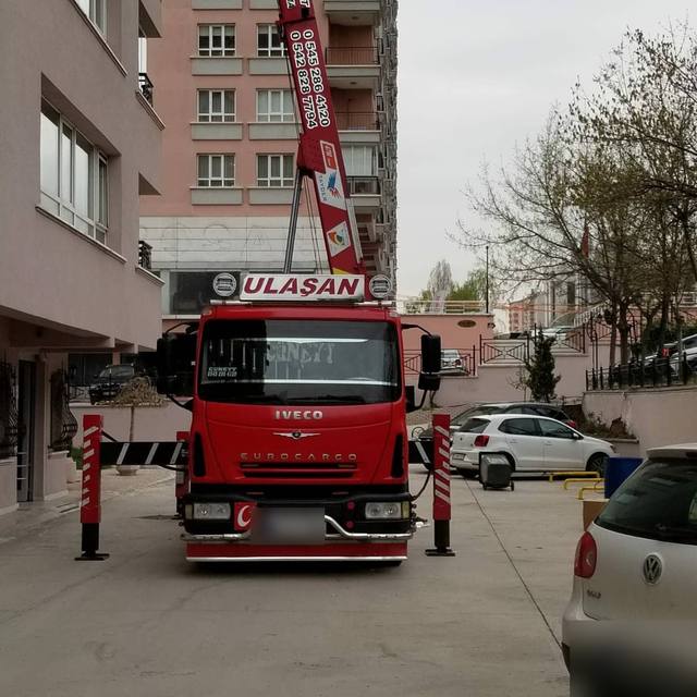 Üzerinde Ulaşan yazan kırmızı mobil asansör aracı