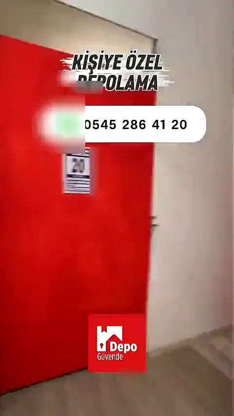 Eşya depolama için depoda düzenlenmiş paketli eşyalar